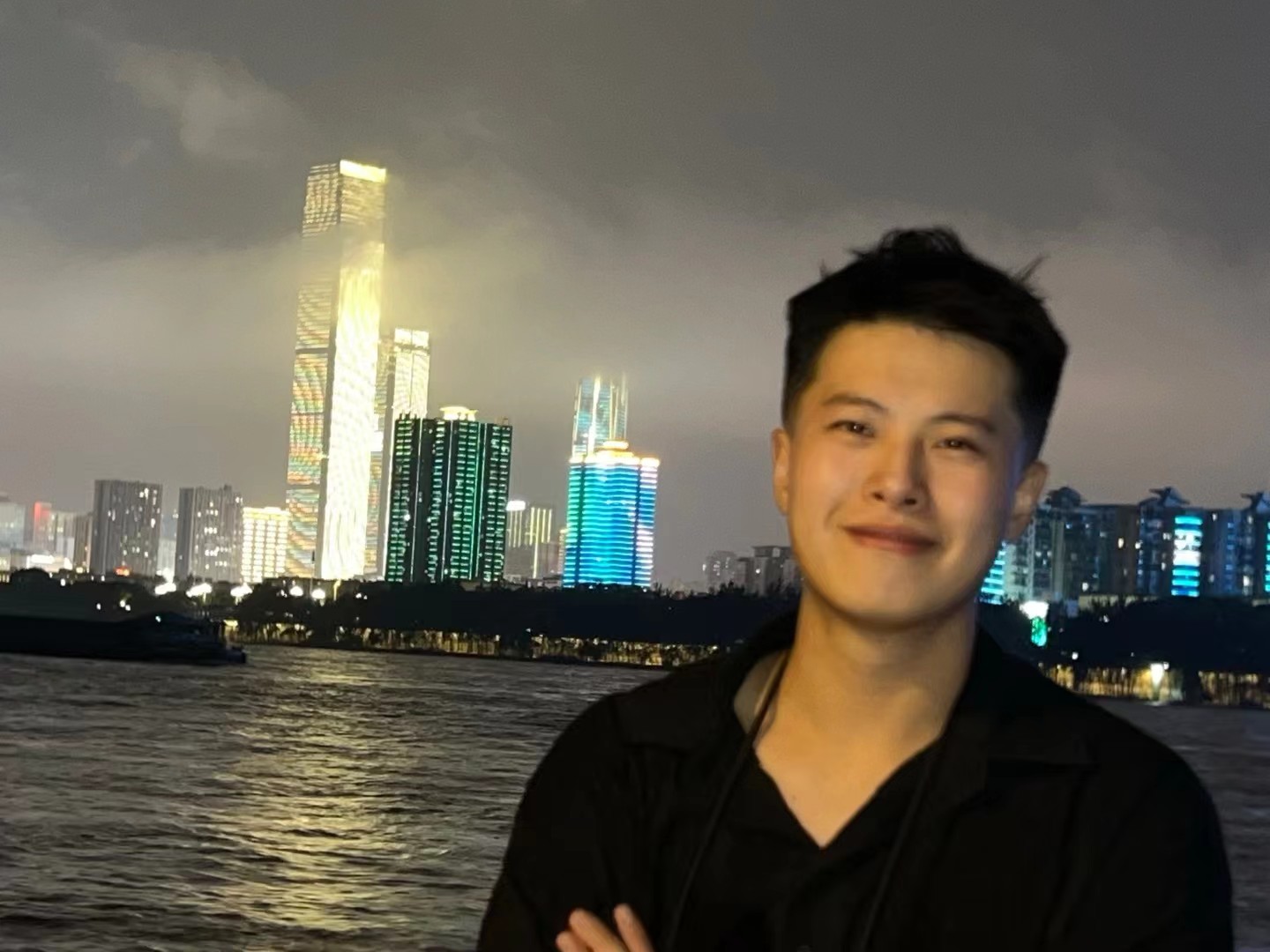 Joey Hu 在城市夜景前
